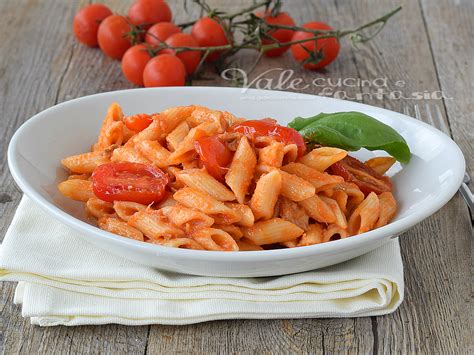 Pasta al mais con pomodorini e peperoni saltati. Pasta al tonno e pomodorini primo piatto veloce