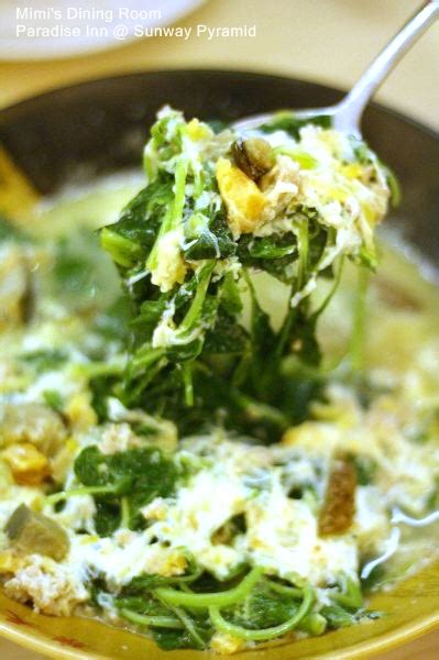 Drizzle the eggs slowly around the pot. Egg Trio Soup With Spinach / Vegetable Poached Chinese ...