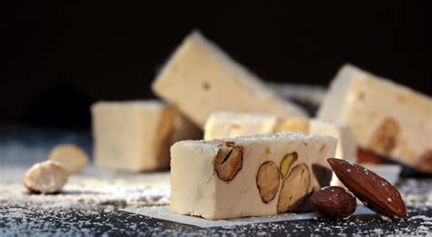 100 gr di cioccolato al latte. La ricetta golosa del torrone al cioccolato fatto in casa ...