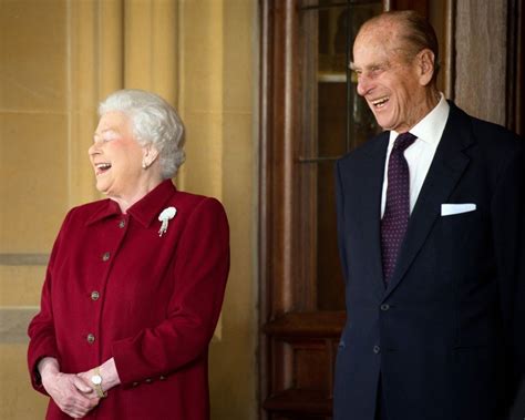 Prince philip, duke of edinburgh is the devoted husband of queen, elizabeth ii. Engeland: 7 Feitjes over prins Philip | Beau Monde