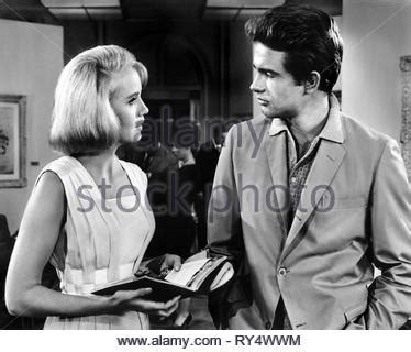 Distributie warren beatty, angela lansbury. WARREN BEATTY ALL FALL DOWN (1962 Stock Photo: 30955356 ...