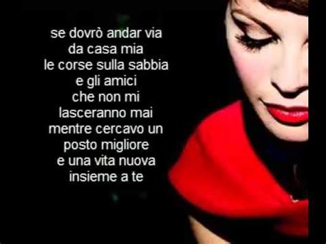 Dietro quella porta le mie cose io ritroverò. Alessandra Amoroso - Da Casa Mia Testo - YouTube