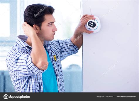 Das trifft ganz besonders zu, wenn du außerdem kleine kinder zu hause hast. Mann installiert Überwachungskameras zu Hause — Stockfoto ...