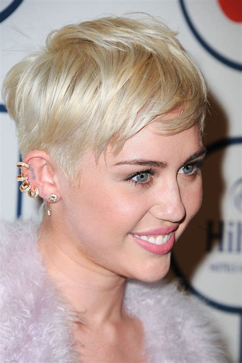 Pixie účes nápady na účesy short shag hairstyles the latest fashion trend that has taken the world by storm, the first thing that immediately comes to our mind is the popular short hairstyles for woman. Pixie Cut Pixie Účes - 65 Pixie Cuts For 2021 Short Pixie ...