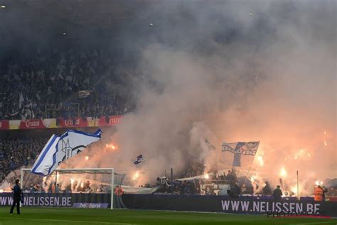 11 doelpunten hanne merkelbach komt de rangen van de. Genk-supporter opgepakt na het gooien van Bengaals ...