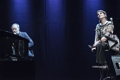 Este martes continua en el centro de convenciones ágora la cumbre concordia americas. Daria Colombo e Roberto Vecchioni insieme in scena con il ...