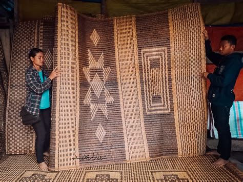 Pengerusi persatuan penjaja dan peniaga kecil melayu terengganu cawangan kuala terengganu, zakaria yusoff, 57 berkata, pengecualian itu. Mencari Tikar Sarawak Di Pasar Serikin, Bau