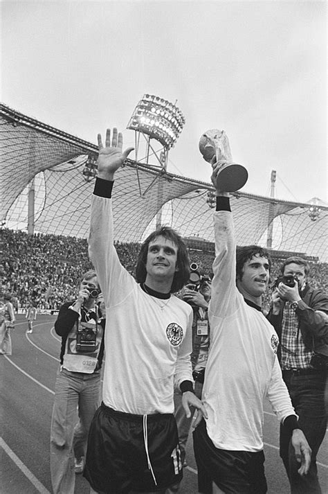 Na het tweede jaar (1980) stopte müller met voetballen. Gerd Müller (1945) - KENTUDEZENOG