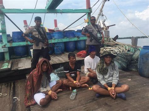 Anwar (32) salah satu buruh bangunan depelover perumahan mengaku terpaksa beralih profesi untuk. Pengakuan ABK Bekerja di Kapal Malaysia Dipaksa Mencuri Ikan di Indonesia