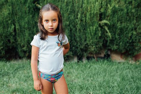 El culetín para niñas es una prenda imprescindible en la moda de baño infantil. belen-zotano-culetin-niña-bikini-original-alta-calidad