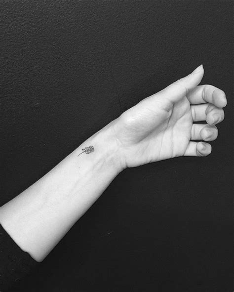 During the super bowl blackout in 2013, the 1994 playboy playmate of the year inked a design featuring an intricate rose with vines on her right foot. 19 Minimalistic Tattoos by Famous Jonboy