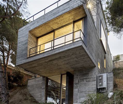 The steep slope meant that the house would get almost no light from one side but also that the the interior design is simple and modern, with a color scheme based on natural tones ranging from white. Steep Slope House design goes vertical, just like trees