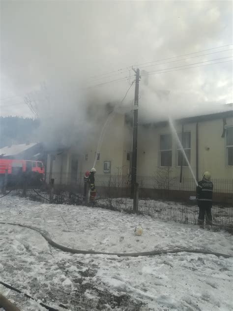 Potrivit isu suceava, incendiul se manifesta la o hala de depozitare de. FOTO Incendiu la căminul cultural dintr-o localitate din ...