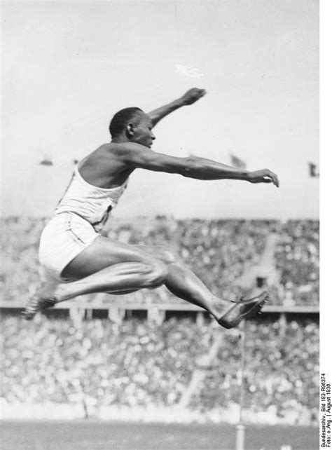 Der fackellauf vom griechischen olympia bis zum austragungsort der olympischen spiele fand 1936 das erste mal statt. Bundesarchiv_Bild_183-R96374,_Berlin,_Olympiade,_Jesse ...