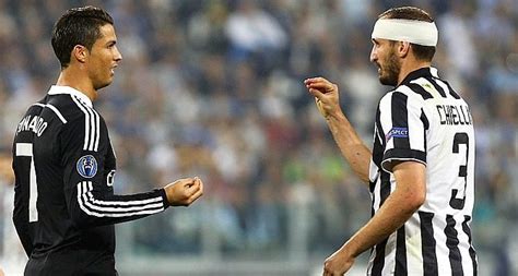 If the ball had been within reach, or if that hadn't been cristiano ronaldo spinning up to full speed, or if the game. Giorgio Chiellini joue autant avec les mains qu'avec les ...