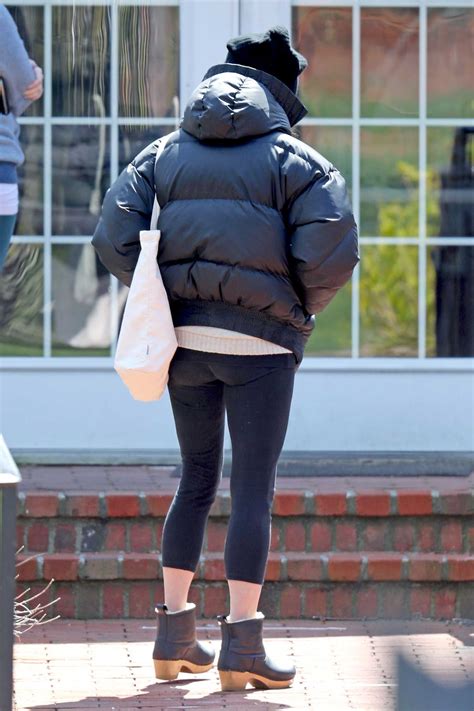 Apr 29, 2021 · julianne moore's feet are shoe size 7.5 (us) (credit: Julianne Moore in a Black Knit Hat Heads Out to Pick up ...