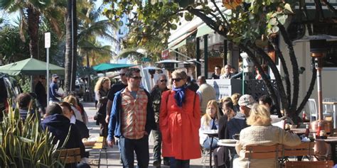 An iconic miami beach sidewalk cafe, restaurant, bar, newsstand & bookstore located at the corner of 8th street & ocean drive. News Cafe Miami | United States - Local Life