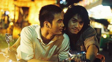 Tasty smelling soap and shampoo. Bangkok Love Story (2008) regia di Poj Arnon | cinemagay.it