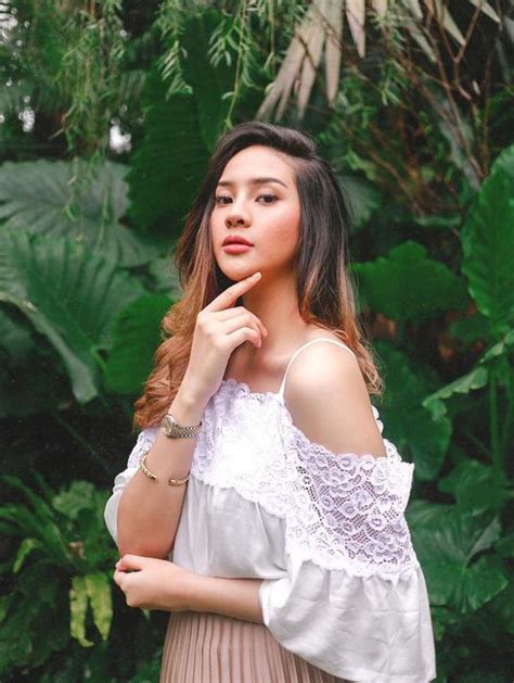 Profil anya geraldine belum bisa kami tampilkan. FOTO: Gaya Anya Geraldine Pakai Baju Putih, Tampil Memesona - Hot Liputan6.com