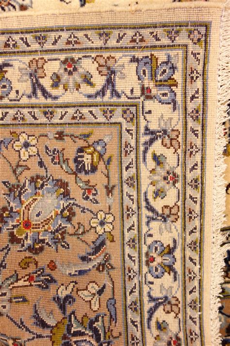 Large oriental persian rug with floral design. Persian Kashan ivory ground rug, trailing floral pattern ...