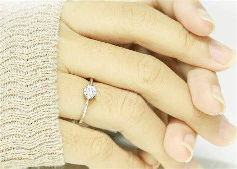 Pilih kisaran harga produk di sini. Gambar Cincin Emas Tunangan - LIRIK LAGU