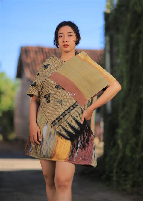 Karena bentuknya yang tidak biasa, dress batik asimetris jadi terlihat lebih modern dibanding model dress batik dengan potongan lurus atau sepan biasa. Asimetris Mini Dress Sikka Gedog Batik - Oerip Indonesia