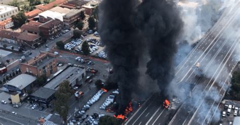 In direzione mazara una yaris si è scontrata con un autocarro e si è ribaltata. Incidente A14 Bologna oggi, le indicazioni della polizia stradale su cosa fare