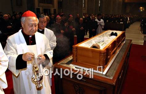 서울대교구장직에서 물러난 정진석 추기경이 서울 중구 명동성당 옆 천주교 서울대교구청 집무실을 나서면서 손을 흔들어. 포토뉴스 입관예절 진행하는 정진석 추기경 - 아시아경제