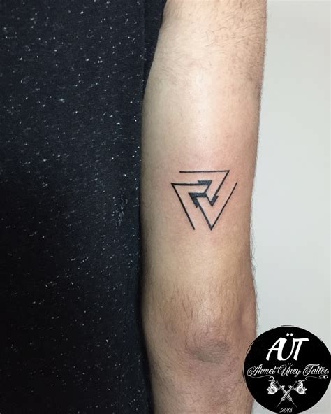 Sonsuzluk dövmesi, dövme severlerin en çok tercih ettiği modellerin başında gelir. Triangle Tattoo | Tattoo, Dövme modelleri, Dövme