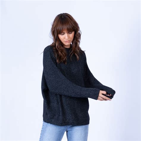 Ce pull se porte près du corps, n'hésitez pas à prendre une taille au dessus si vous êtes grand et fin. Gros pull chaud col montant pour femme