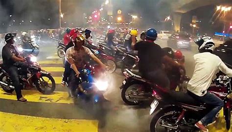 Syariat islam adalah hukum atau peraturan yang mengatur seluruh sendi kehidupan umat islam, baik di dunia maupun di akhirat. Slanga mat rempit, ini antara perkataan dan maksudnya ...