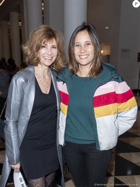 Julie de bona toujours aussi magistrale. Florence Pernel et Julie de Bona - Photocall de la représentation de Dream Compagnie Julien ...