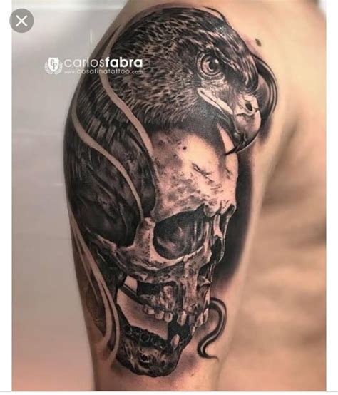 Ein großes oberarm tattoo ist eine gute variante, wenn sie kleinere tattoos überstechen lassen möchten. Pin von Lim Franco auf diseños | Adler tattoo, Tattoos ...