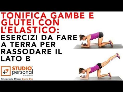 In piedi, gambe semiaperte alla stessa larghezza delle spalle, piedi paralleli, punte ruotate leggermente verso l'esterno, sguardo in avanti, braccia lungo il corpo, fletti le ginocchia come a volerti sedere su una sedia portando le braccia in avanti ad altezza delle spalle; TONIFICA GAMBE E GLUTEI CON L' ELASTICO: ESERCIZI DA FARE ...
