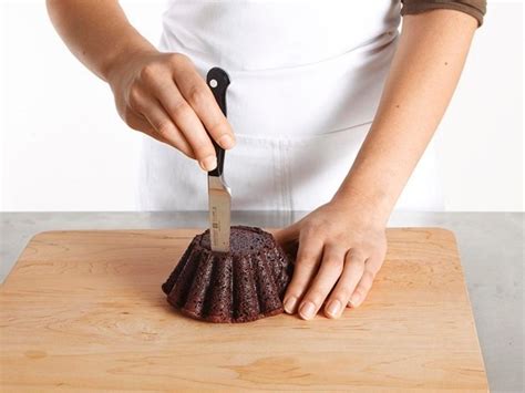 The best part is, these cakes come in relatively small portions and are both delicious and not as bad for you as you may think. Chili's Molten Lava Cake Heating Instructions : Peppermint Chocolate Lava Cake // Fiesta ...