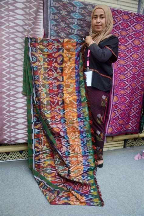 Kenapa kain tenun ikat troso akan booming di tahun 2018 video ini di persembahkan oleh : Motif "Selingkuh" di Atas Kain Tenun Lombok | SuaraNTB