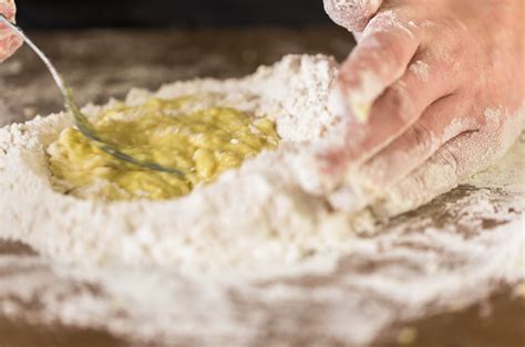 Pulite la cipolla, la carota e una costa di sedano, tagliateli grossolanamente e aggiungeteli alla carne. Ravioli di trippa al pomodoro | Sfizioso.it