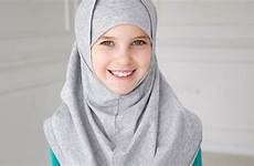 hijab ragazza musulmana musulmane adolescence menina adolescente timidamente sorriso mu mera olha shyly sourire timidement jeune regardant joue ridere grigio