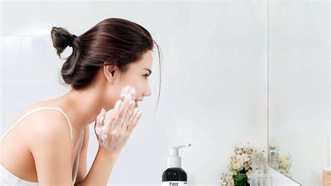 Mau tau bagaimana cara memutihkan wajah secara alami, permanen dan cepat? Berapa Kali Anda Harus Mencuci Muka Dalam Sehari ...