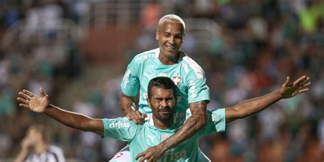 Keno (palmeiras) finalização com o pé esquerdo do lado direito da área ao ângulo superior esquerdo. Palmeiras - SP 1 x 0 Botafogo - RJ - Campeonato Brasileiro ...