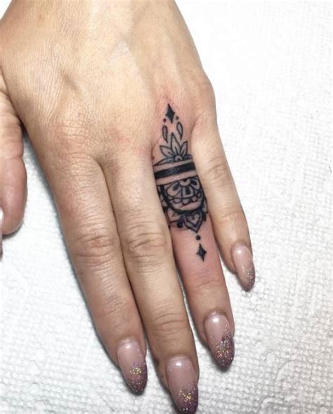 Generate name tattos on ring finger. 40+ Awesome Finger Tattoos for Men and Women - TattooBlend