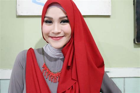 Inovasi pada desain baju muslimah model sekarang memang sangat berfariasi. BIA by Zaskia Adya Mecca, Busana Formal Para Wanita Karier ...