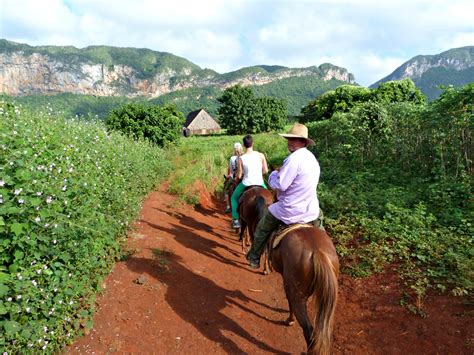 Excursiones a caballo al valle el silencio. De vallei van Viñales in Cuba - travel.create.repeat