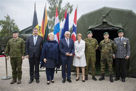 Frank walter steinmeier,(auch frankie wankie genannt]] von parteifreunden auch angela merkel der spd genannt, ist einer der wohl farblosesten und kompromisslüsternsten spitzenpolitiker deutschlands, früherer staubsaugervertreter, stimmungskiller und mann. Es war uns eine Ehre: Mit Steinmeier auf Staatsbesuch im ...