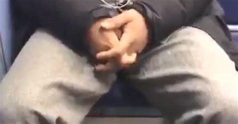 Une latine aux formes juteuses se laisse tripoter dans le bureau par un vicieux de patron. Un homme se masturbe devant elle dans le métro parisien ...