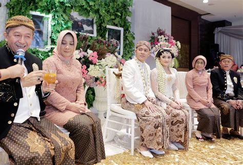 Gaun nikah orang tua : Gaun Nikah Orang Tua - 6 Pasang Artis Ini Nekat Menikah ...