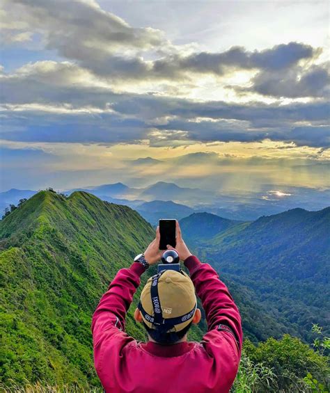 Berikut beberapa tempat paling menawan di gunung semeru yang wajib kamu singgahi. Keindahan Gunung Puntang, Pesona Alam di Ketinggian ...