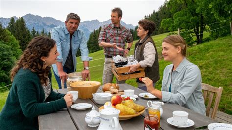 Dramatische und emotionale geschichten um bergdoktor martin gruber im idyllischen ellmau am spielt anne meierling. Der Bergdoktor - Der Bergdoktor - Offizieller Fanclub zur ...