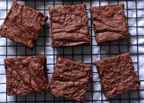 Brownies merupakan kue bertekstur lembut nan padat berperisa cokelat. Ini 5 Cara Buat Brownies Yang Lembut & Sedap.