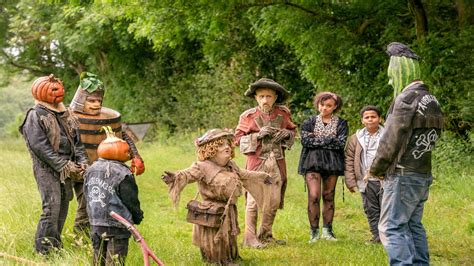 Two young strangers arrive in the village of scatterbrook and it's not long before susan and john encounter worzel gummidge, the scarecrow of ten acre field . Worzel Gummidge (2019) - TheTVDB.com